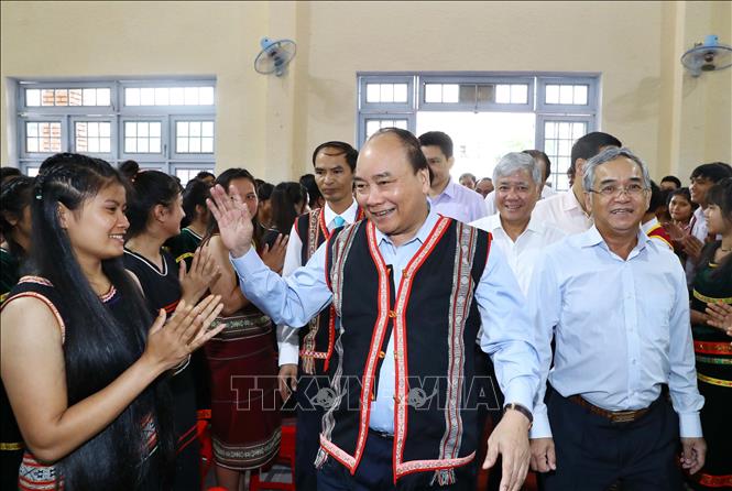 Photo: Prime Minister Nguyen Xuan Phuc takes part in a new school year ceremony in boarding school for ethnic minority students in Tu Mo Rong district, the Central Highlands province of Kon Tum . VNA Photo: Thống Nhất