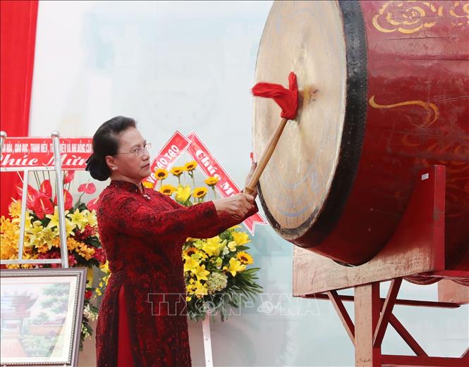 Photo: National Assembly Chairwoman beats the drum to open a new academic year at Le Hong Phong High School in Ho Chi Minh City. VNA Photo: Trọng Đức