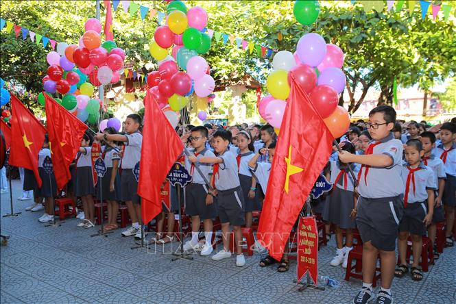 Photo: Pupils of Vinh Ninh Primary School in central Hue city in their new school year ceremony. VNA Photo: Hồ Cầu