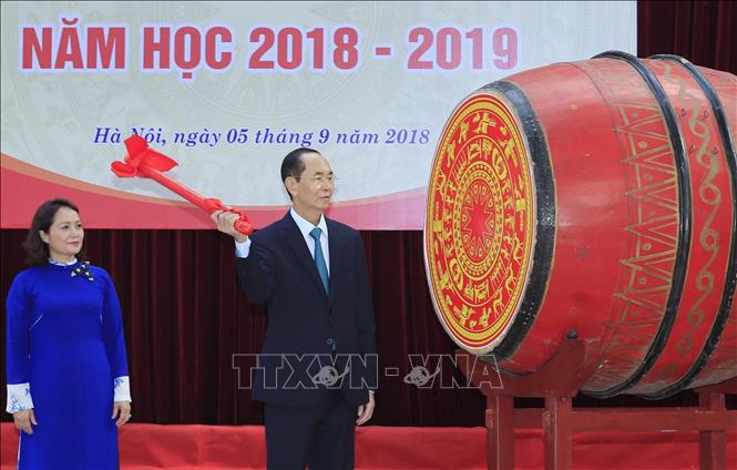Photo: President Tran Dai Quang beats the drum to open a new academic year at the Chu Van An High School in Ba Dinh district in Hanoi. VNA Photo: Nhan Sáng
