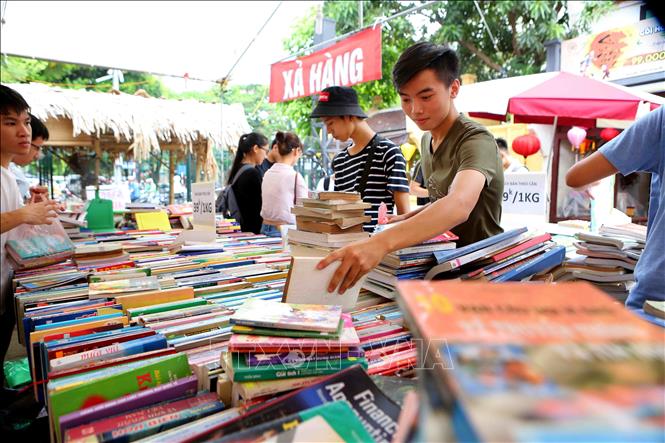 Trong ảnh: Người dân thủ đô tham quan và tìm mua sách. Ảnh: Thành Đạt – TTXVN
