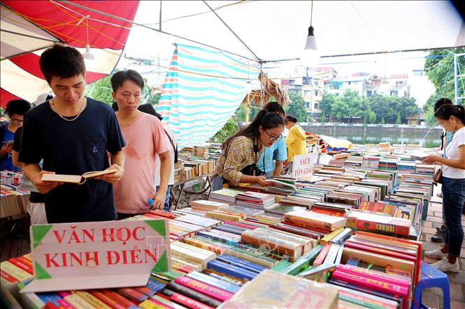 Trong ảnh: Người dân thủ đô tìm mua sách tại ngày hội. Ảnh: Thành Đạt – TTXVN
