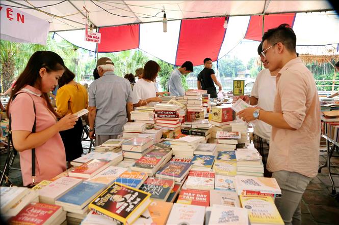Trong ảnh: Người dân thủ đô tìm mua sách tại ngày hội. Ảnh: Thành Đạt – TTXVN
