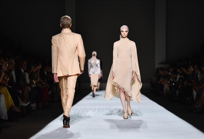 Trong ảnh: Các mẫu thời trang mới nhất của Tom Ford được giới thiệu tại Tuần lễ Thời trang New York Xuân/Hè 2019 ở New York, Mỹ ngày 5/9. Ảnh: AFP/TTXVN