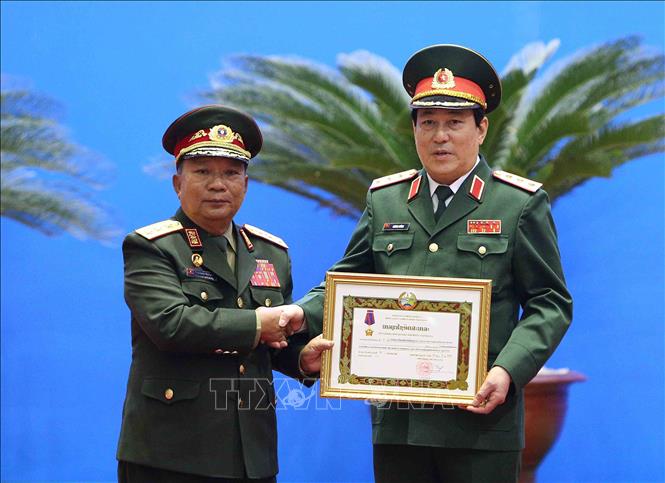 Trong ảnh: Thượng tướng Lương Cường, đại diện Tổng cục Chính trị QĐND Việt Nam đón nhận Huân chương Tự do (Itxala) của nước Cộng hòa Dân chủ Nhân dân Lào. Ảnh: Dương Giang - TTXVN