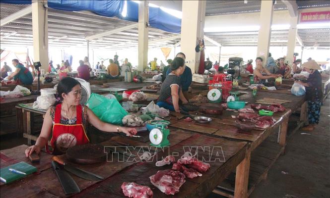 Trong ảnh: Các tiểu thương thực hiện nghiêm túc việc không buôn bán thực phẩm bẩn. Ảnh: Thanh Thủy-TTXVN