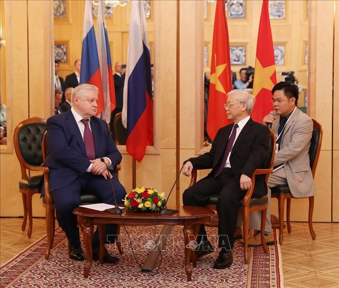 General Secretary of the Communist Party of Vietnam Central Committee Nguyen Phu Trong (R) receives Chairman of A Just Russia  party Sergey Mironov (L). VNA Photo: Trí Dũng