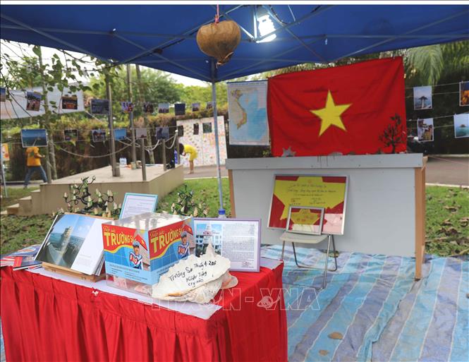 Trong ảnh: Gian trưng bày các tư liệu, hình ảnh và kỷ vật về Trường Sa. Ảnh: Xuân Vịnh - Phóng viên TTXVN tại Singapore