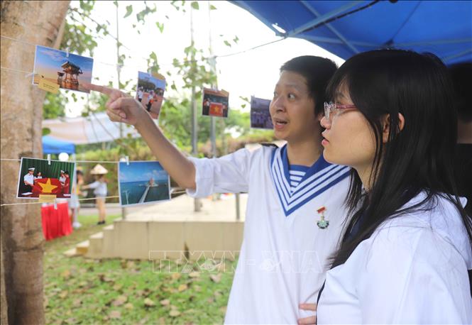 Trong ảnh: Một bạn trẻ đang nghe giới thiệu về Nhà giàn DK1 tại Trường Sa. Ảnh: Xuân Vịnh - Phóng viên TTXVN tại Singapore