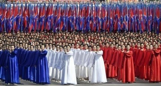 Trong ảnh: Quân dân Triều Tiên tham gia lễ diễu binh diễu hành mừng kỷ niệm 70 năm Quốc khánh tại thủ đô Bình Nhưỡng ngày 9/9. Ảnh: Kyodo/ TTXVN