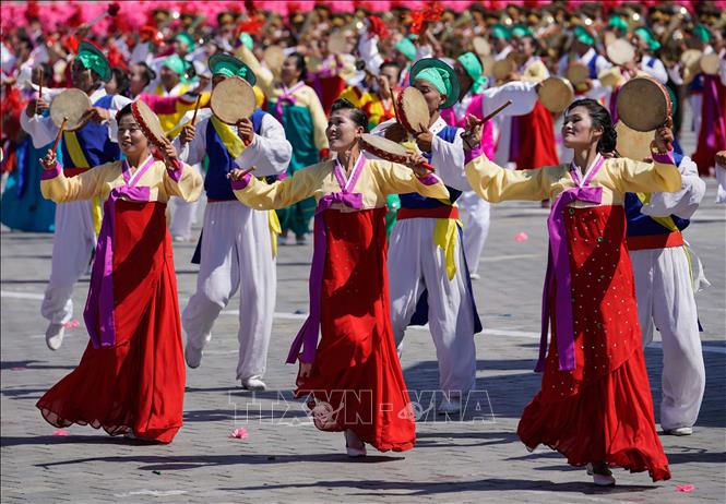 Trong ảnh: Các nghệ sĩ Triều Tiên đồng diễn tại lễ diễu binh diễu hành mừng kỷ niệm 70 năm Quốc khánh tại thủ đô Bình Nhưỡng ngày 9/9. Ảnh: THX/ TTXVN