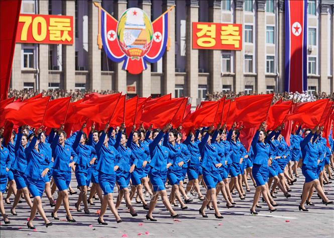 Trong ảnh: Người dân Triều Tiên tham gia lễ diễu binh diễu hành mừng kỷ niệm 70 năm Quốc khánh tại thủ đô Bình Nhưỡng ngày 9/9. Ảnh: THX/ TTXVN