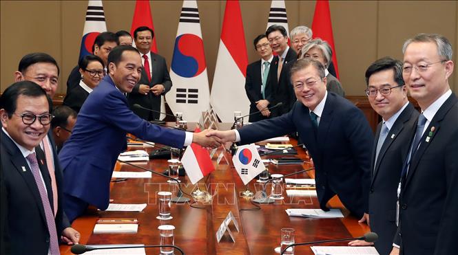 Trong ảnh: Tổng thống Hàn Quốc Moon Jae-in (thứ 3, phải) và Tổng thống Indonesia Joko Widodo (thứ 3, trái) tại cuộc hội đàm ở Seoul. Ảnh: YONHAP/TTXVN