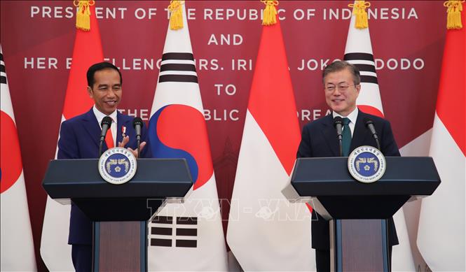 Trong ảnh; Tổng thống Hàn Quốc Moon Jae-in (phải) và Tổng thống Indonesia Joko Widodo (trái) tại cuộc họp báo chung sau cuộc hội đàm ở Seoul. Ảnh: YONHAP/TTXVN