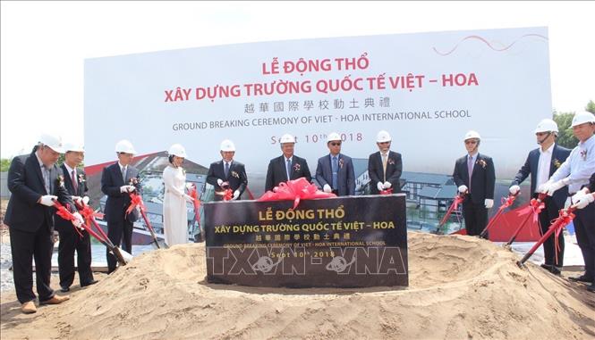 Trong ảnh: Các đại biểu tham dự nghi thức động thổ xây dựng trường quốc tế Việt Hoa. Ảnh: Nguyễn Văn Việt -  TTXVN