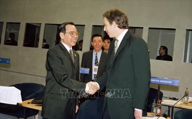 Trong ảnh: Thủ tướng Phan Văn Khải gặp Thủ tướng Anh Tony Blair, ngày 4/4/1998, nhân dịp dự Hội nghị Cấp cao Á-Âu 2 (ASEM-2) tại Vương quốc Anh. Ảnh: Kim Hùng - TTXVN
