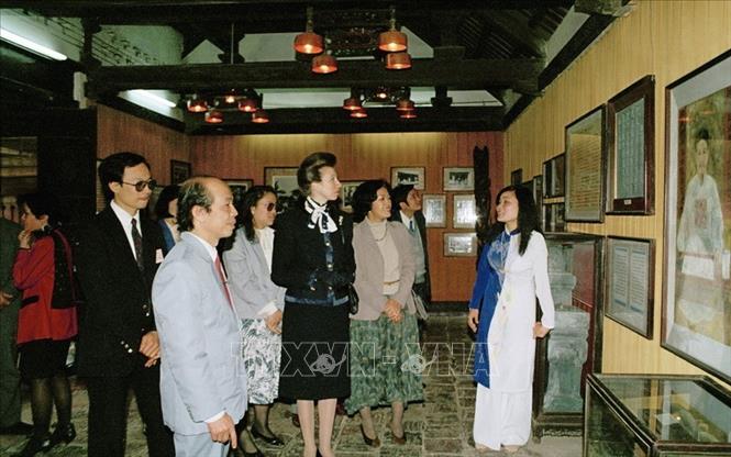 Trong ảnh: Công chúa Hoàng gia Anh Anne Elizabeth thăm Khu di tích Văn Miếu-Quốc tử giám (Hà Nội) trong chuyến thăm Việt Nam từ 2-6/3/1994. Ảnh: Thu Hoài - TTXVN
