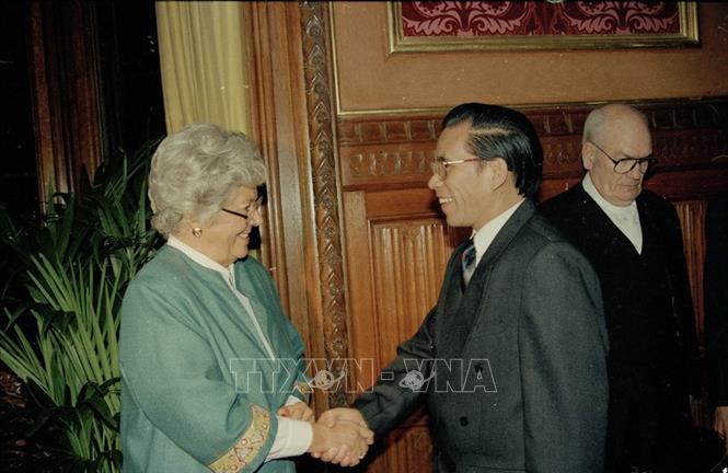 Trong ảnh: Chủ tịch Hạ viện Anh B.Butly Boothroyd tiếp Chủ tịch Quốc hội Nông Đức Mạnh, ngày 28/1/1993, tại London (Anh). Ảnh: Xuân Tuân - TTXVN