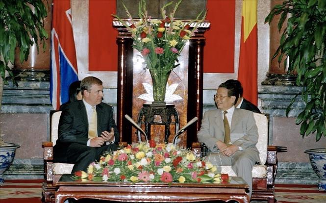 Trong ảnh: Chủ tịch nước Trần Đức Lương tiếp Công tước xứ York, Hoàng tử Vương quốc Anh Andrew, ngày 5/6/2006, tại Phủ Chủ tịch. Ảnh: Thống Nhất - TTXVN
