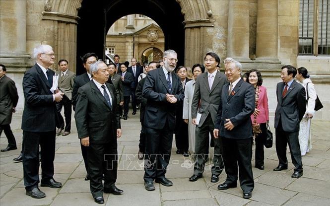 Trong ảnh: Chủ tịch Quốc hội Nguyễn Văn An thăm trường Đại học Oxford trong chuyến thăm Vương quốc Anh, ngày 21/3/2005. Ảnh: Trí Dũng - TTXVN

