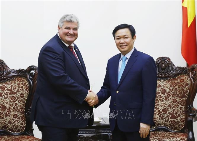 Trong ảnh: Phó Thủ tướng Vương Đình Huệ tiếp Quốc vụ khanh Anh về Thương mại và Đầu tư Mark Ian Price, chiều 19/10/2016, tại Hà Nội. Ảnh: An Đăng - TTXVN