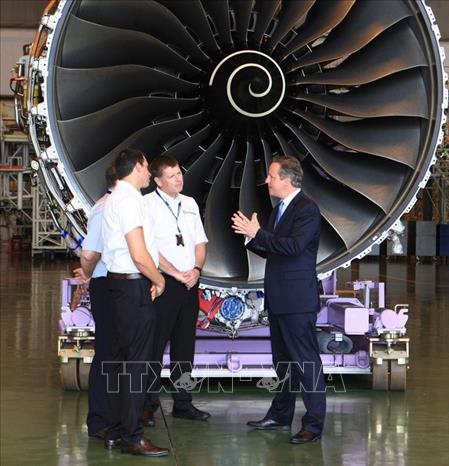 Trong ảnh: Thủ tướng Anh David Cameron trao đổi với 3 chuyên gia trước động cơ Rolls Royce máy bay (Xưởng sửa chữa và bảo dưỡng máy bay của Công ty VAECO), ngày 29/7/2015, tại Hà Nội. Ảnh: Doãn Tấn - TTXVN