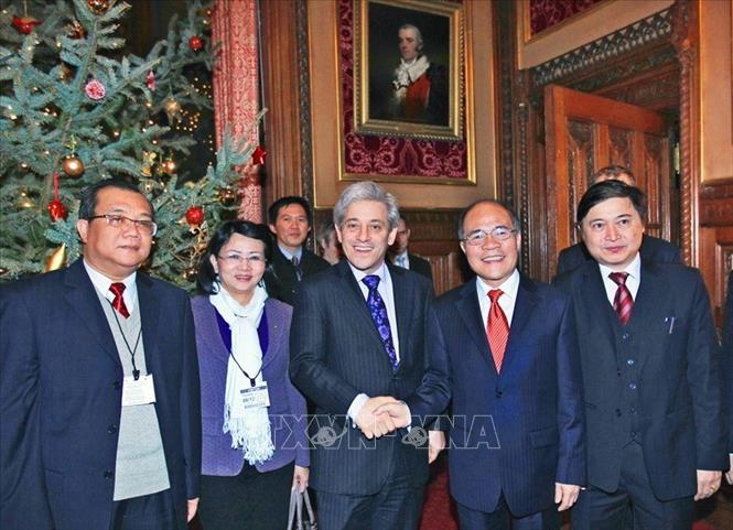 Trong ảnh: Chủ tịch Quốc hội Nguyễn Sinh Hùng gặp và làm việc với Chủ tịch Hạ viện Anh John Bercow, trong khuôn khổ chuyến thăm chính thức Vương quốc Anh, chiều 8/12/2011, tại Thủ đô London. Ảnh: Nhan Sáng - TTXVN