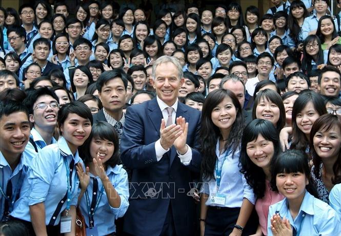 Trong ảnh: Sinh viên Học viện Ngoại giao (Hà Nội) chào đón Cựu Thủ tướng Anh Tony Blair đến thăm trường, sáng 15/10/2012. Ảnh: TTXVN