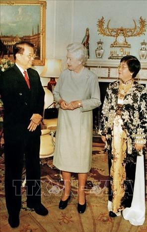 Trong ảnh: Chủ tịch nước Trần Đức Lương và Phu nhân tiếp kiến Nữ hoàng Elizabeth Đệ nhị, trong chương trình thăm chính thức Vương quốc Anh (22-26/5/2004), tại cung điện Buckingham, London. Ảnh: Nguyễn Khang - TTXVN
