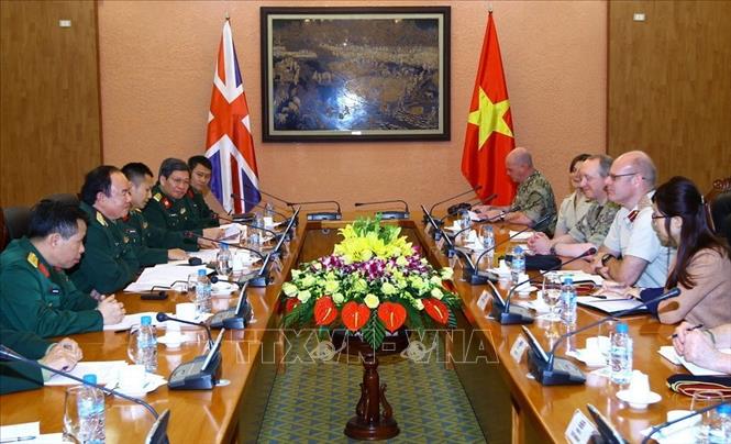 Trong ảnh: Thượng tướng Phạm Ngọc Minh, Phó Tổng Tham mưu trưởng Qquân đội nhân dân Việt Nam hội đàm với Thiếu tướng Martin Bricknell, Chủ nhiệm Quân y quân đội Vương quốc Anh và Bắc Ireland, sáng 20/1/2017, tại Hà Nội. Ảnh: An Đăng - TTXVN