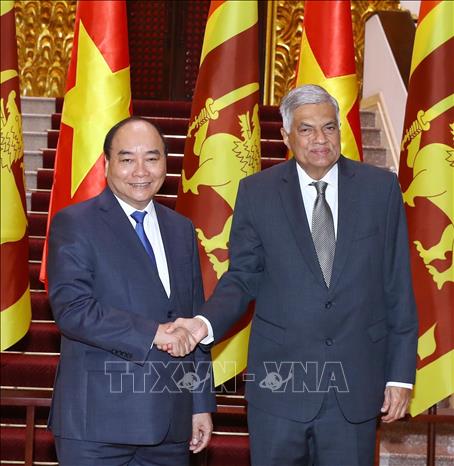 Photo: PM Phuc (L) welcomes  Sri Lanka PM Ranil. VNA Photo: Thống Nhất 