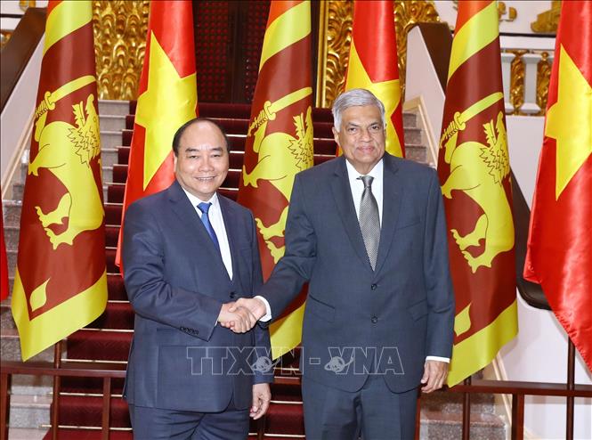 Photo: PM Phuc (L) welcomes Prime Minister of Sri Lanka Ranil. VNA Photo: Thống Nhất