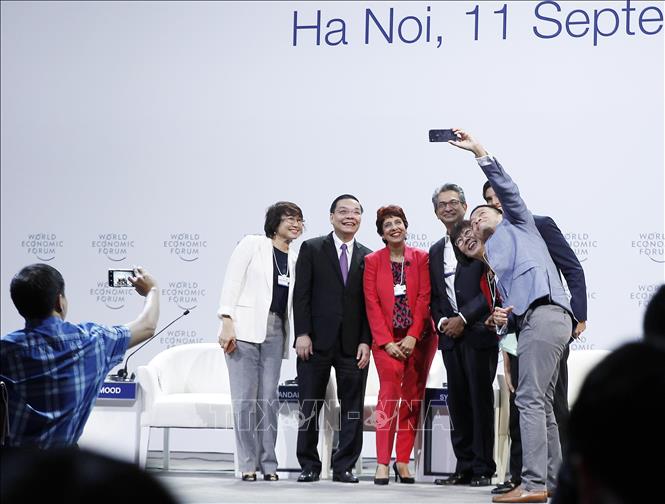 Photo:  Participants make a “selfie” photo after the forum. VNA Photo: Lâm Khánh


