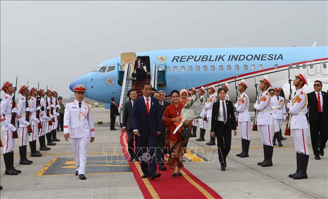 Photo: A welcome ceremony for President of Indonesia Joko Widodo and his spouse at Noi Bai International Airport. VNA Photo: Doãn Tấn