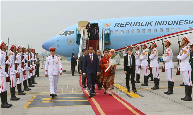 Photo: A welcome ceremony for President of Indonesia Joko Widodo and his spouse at Noi Bai International Airport. VNA Photo: Doãn Tấn