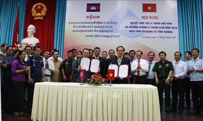Trong ảnh: Lãnh đạo hai tỉnh An Giang (Việt Nam) và Kandal (Campuchia) trao bản ký thỏa thuận hợp tác trong 6 tháng cuối năm 2018. Ảnh: Vương Thoại Trung-TTXVN