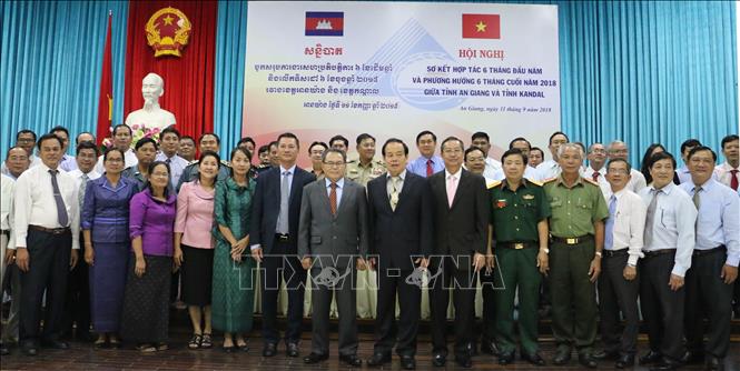 Trong ảnh: Lãnh đạo hai tỉnh An Giang (Việt Nam) và Kandal (Campuchia) chụp hình kỷ niệm sau hội nghị. Ảnh: Vương Thoại Trung - TTXVN