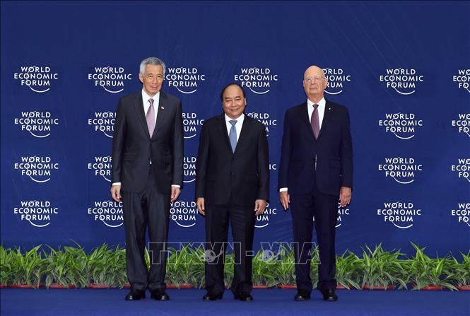 Trong ảnh: Thủ tướng Nguyễn Xuân Phúc (giữa) và Chủ tịch sáng lập WEF Klaus Schwab (bên phải) đón Thủ tướng Singapore Lý Hiển Long đến dự hội nghị. Ảnh: Thống Nhất – TTXVN