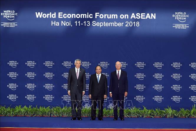 Trong ảnh: Thủ tướng Nguyễn Xuân Phúc (giữa) và Chủ tịch sáng lập WEF Klaus Schwab (bên phải) đón Thủ tướng Singapore Lý Hiển Long đến dự hội nghị. Ảnh: Thống Nhất – TTXVN
