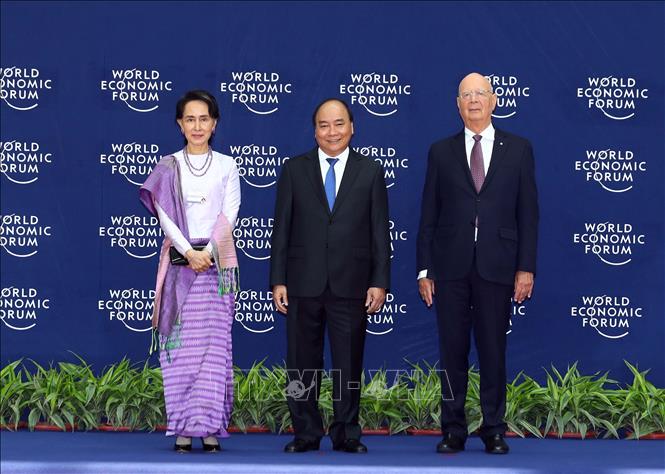 Trong ảnh: Thủ tướng Nguyễn Xuân Phúc (giữa) và Chủ tịch sáng lập WEF Klaus Schwab (bên phải) đón Cố vấn Nhà nước Myanmar, Bà Aung San Suu Kyi đến dự hội nghị. Ảnh: Thống Nhất – TTXVN