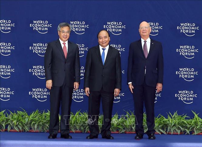 Trong ảnh: Thủ tướng Nguyễn Xuân Phúc (giữa) và Chủ tịch sáng lập WEF Klaus Schwab (bên phải) đón Phó Thủ tướng Quốc vụ viện Trung Quốc Hồ Xuân Hoa đến dự hội nghị. Ảnh: Thống Nhất – TTXVN