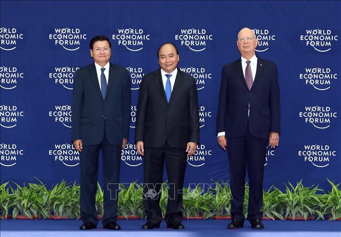 Trong ảnh: Thủ tướng Nguyễn Xuân Phúc (giữa) và Chủ tịch sáng lập WEF Klaus Schwab (bên phải) đón Thủ tướng Lào Thongloun Sisoulith đến dự hội nghị. Ảnh: Thống Nhất – TTXVN