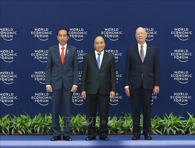 Trong ảnh: Thủ tướng Nguyễn Xuân Phúc (giữa) và Chủ tịch sáng lập WEF Klaus Schwab (bên phải) đón Tổng thống Indonesia Joko Widodo đến dự hội nghị. Ảnh: Thống Nhất – TTXVN