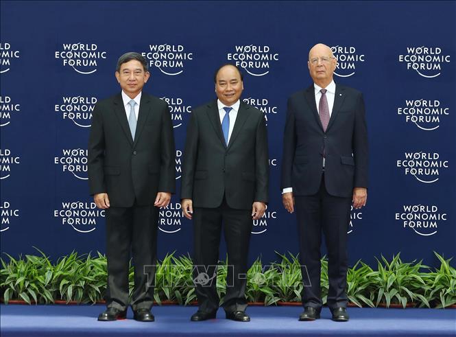 Trong ảnh: Thủ tướng Nguyễn Xuân Phúc (giữa) và Chủ tịch sáng lập WEF Klaus Schwab (bên phải) đón Phó Thủ tướng Thái Lan Prajin Juntong đến dự hội nghị. Ảnh: Thống Nhất – TTXVN