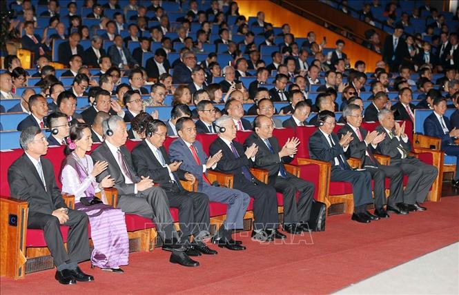 Trong ảnh: Tổng Bí thư Nguyễn Phú Trọng, Thủ tướng Nguyễn Xuân Phúc, các Trưởng đoàn ASEAN cùng nhiều lãnh đạo cấp cao của Đảng, Nhà nước và đại biểu trong nước, quốc tế tham dự Phiên khai mạc toàn thể WEF ASEAN 2018. Ảnh: Trí Dũng - TTXVN