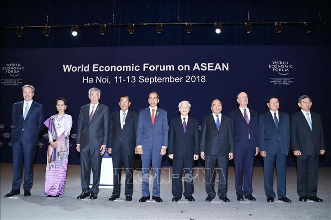 Photo: Party General Secretary Nguyen Phu Trong (5thR), Prime Minister Nguyen Xuan Phuc (4thR) and head delegates pose for a photo at the event. VNA Photo