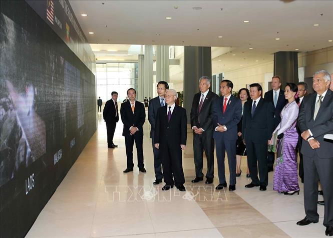 Trong ảnh: Tổng Bí thư Nguyễn Phú Trọng, các Trưởng đoàn ASEAN và đại biểu dự WEF ASEAN 2018 tham quan Góc quảng bá các nước ASEAN. Ảnh: Trí Dũng - TTXVN