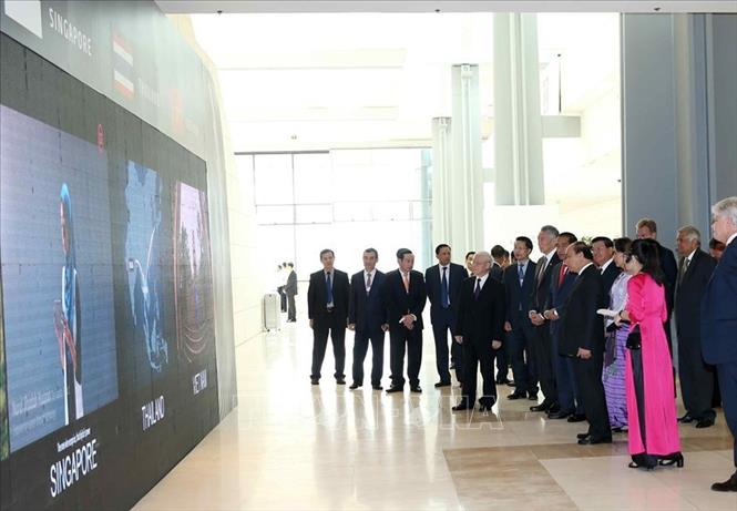 Trong ảnh: Tổng Bí thư Nguyễn Phú Trọng, các Trưởng đoàn ASEAN và đại biểu dự WEF ASEAN 2018 tham quan Góc quảng bá các nước ASEAN. Ảnh: Trí Dũng - TTXVN