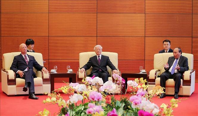 Trong ảnh: Tổng Bí thư Nguyễn Phú Trọng gặp Thủ tướng Nguyễn Xuân Phúc và Chủ tịch sáng lập WEF Klaus Schwab (bên trái) trước Lễ khai mạc Phiên toàn thể WEF ASEAN 2018. Ảnh: Trí Dũng - TTXVN