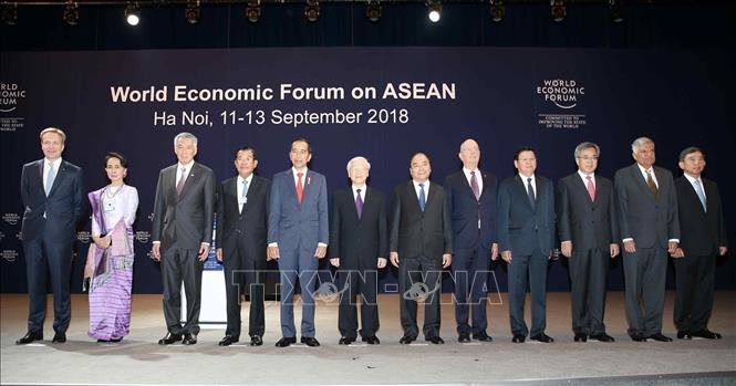Photo: Party General Secretary Nguyen Phu Trong (6thL), Prime Minister Nguyen Xuan Phuc (7thL) and Executive Chairman of the World Economic Forum (WEF) Prof. Klaus Schwab (8thL) pose for a photo at the event. VNA Photo